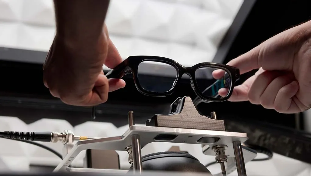 Researcher testing AR headset under lab lighting, representing development challenges in wearable technology. Prototype AR smart glasses combining Magic Leap’s optics with Google’s microLED light engine.