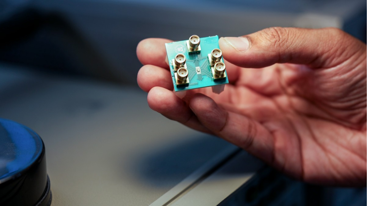 Scientists unveil the world’s first microwave-powered computer chip. Close-up of the microwave-powered chip designed for energy harvesting. Illustration of a chip converting microwave signals into electrical energy. Ultra-efficient microwave-powered chip used in next-generation devices. Microwave energy harvesting technology powering a modern computer chip. Researchers testing the world’s first microwave-powered semiconductor. Microwave-powered chip enabling battery-free electronic devices.