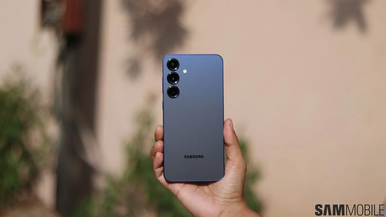 Samsung Galaxy S26 rumored slim design with sleek metal finish. Leaked Samsung Galaxy S26 concept showing ultra-thin profile. Magnetic Qi2 wireless charging feature on Samsung Galaxy S26 mock-up. Samsung Galaxy S26 camera module redesigned for modern look. Samsung Galaxy S26 AI tools interface on One UI 8.5 screen. Qi2 magnetic charger aligning perfectly with Galaxy S26 back panel. Comparison of Samsung Galaxy S26 and Galaxy S25 thickness.