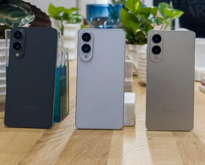 Samsung Galaxy S26 series smartphones showcasing cutting-edge design and performance. Close-up of Samsung LPDDR5X memory chip used in the Galaxy S26 lineup. Comparison chart highlighting Galaxy S26 RAM upgrade versus previous Galaxy models. Samsung engineers testing high-speed LPDDR5X memory modules in a lab setting. Galaxy S26 Ultra running multiple apps smoothly thanks to upgraded memory. Illustration showing faster data transfer rates with LPDDR5X 10.7 Gbps RAM. Galaxy S26 lineup displayed together representing Samsung’s new flagship generation.